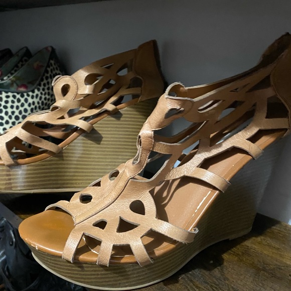 Steve Madden size 10 laser cut wedge sandals - Picture 2 of 4